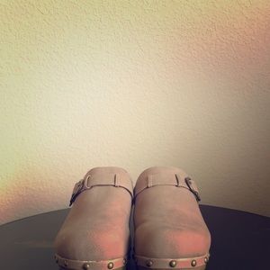 Like new tan clogs